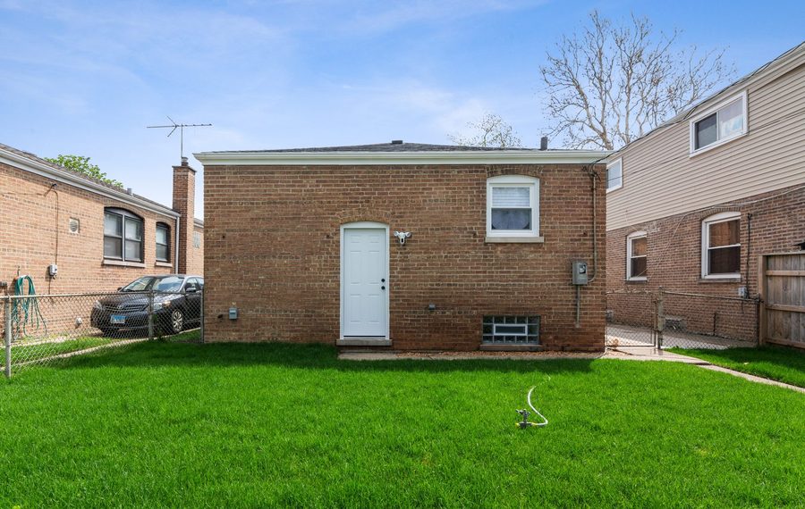 exterior rear, Yale
